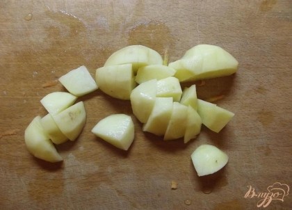 Картофель вымойте, нарежьте кубиками среднего размера. Морковь натрите на крупной терке. Кладите их в суп через 5 минут после лука.