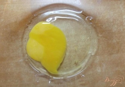 В миску вбейте куриные яйца. Следом влейте половину растительного масла.