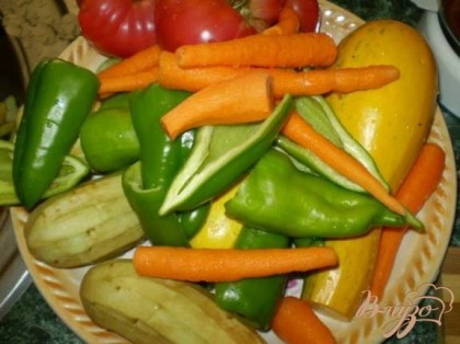 Все овощи вымыть. Удалить семена и плодоножки. Почистить морковь, баклажаны.