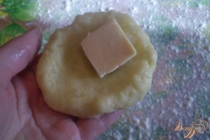 Сырок плавленный режу квадратика и ложу один квадратик на край картофельной лепешки и залепливаю края.