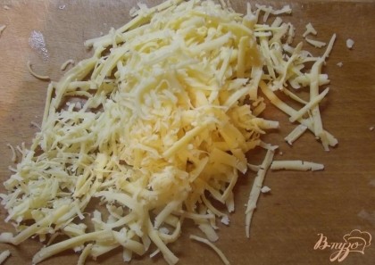 Сыр натрите на крупной терке. Используйте любой твердый сыр, например Российский.