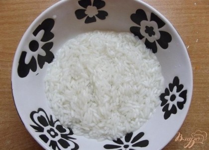 Отварите рис до готовности. Слейте воду  поставьте его остывать.