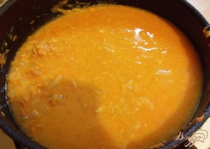 Репчатый лук обжариваем на растительном масле примерно 4 минуты после чего добавляем к нему морковь и жарим еще 5 минут. Дальше вливаем 50 мл воды и тушим до мягкости моркови. Заливаем лук и морковь водой (200 мл), доводим до кипения после чего добавляем томатную пасту со сметаной. Тушим 7 минут подливая по необходимости оставшуюся воду. Через 7 минут всыпаем в сковородку муку и быстро перемешиваем, чтобы не было комочков. Доводим до кипения и варим 4-5 минут, до небольшого загустения.