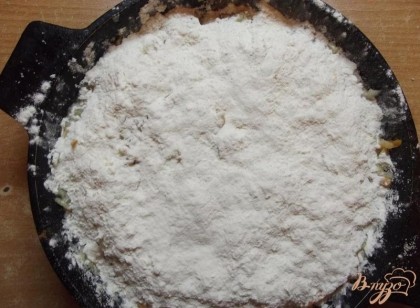 Сверху высыпаем оставшуюся муку и сахар. Благодаря этому пирог получится с хрустящей корочкой. На самый верх на мелкой терке натираем сливочное масло распределяя его ровным слоем. Оно должно покрыть сверху весь пирог. При выпекании оно будет таять и пропитывать мучные слои. Духовку разогреваем до 200 градусов и отправляем в нее пирог примерно на 35 минут. Готовый пирог должен быть сильно подрумяненный, как на фотографии.