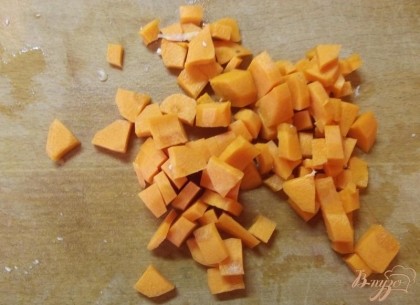 Морковь вымойте, почистите от шкурки и нарежьте крупными кубиками.