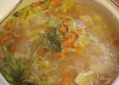 Воду (или бульон) вскипятите. Сначала кладете картофель с морковью и болгарским перцем. Через 4 минуты кладете куриное филе и корень сельдерея, следом репчатый лук. Когда последний компонент окажется в супе дождитесь повторного закипания воды после чего всыпьте травы (орегано, базилик) и посолите суп по вкусу. Капусту нарежьте тонкой соломкой и положите в суп минут через 5 после сушеных трав. Капуста должна к концу приготовления быть плотной, упругой но не хрустящей. После добавления капусты варите суп до готовности картофеля. После выключите газ, накройте суп крышкой и дайте настояться не менее 20 минут.