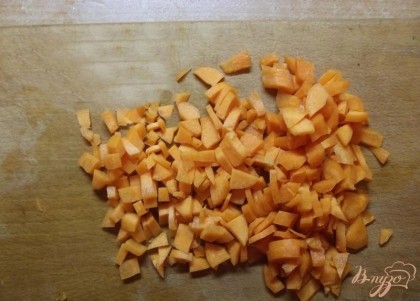 Морковь необходимо очистить от верхнего слоя (шкурки) и вымыть. После этого нарезать кубиками не слишком мелко, как в оливье. При желании можно ее натереть на мелкой терке.
