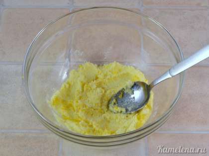 Мягкое масло и половину лимонной цедры растереть с сахаром.