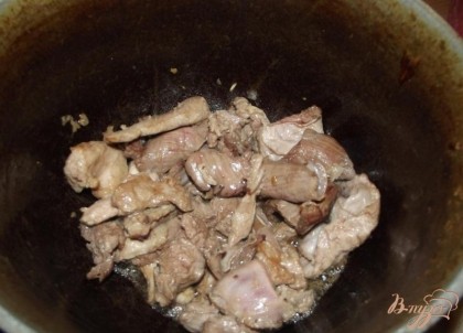 Дальше в том же казанке не вымывая его обжарьте мясо не добавляя масла. Посолите в процессе обжарки по вкусу. Жарьте мясо примерно 10 минут, до того момента, когда оно будет практически готово.