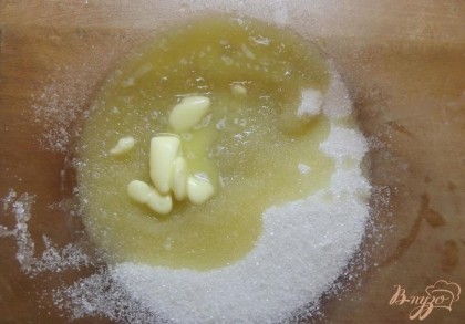Растопленное сливочное масло влейте в сахар. Не страшно если останутся небольшие кусочки масла.