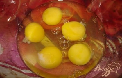 В миске взбейте просто вилкой 5-6 яиц до легкой пены.