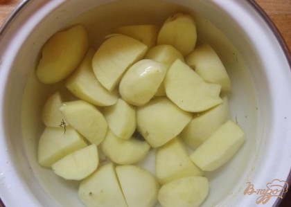 Картофель очистите, вымойте и нарежьте на четвертушки. Поставьте варится картошку до готовности (она должна быть очень мягкой). Чтобы картофель был вкуснее, варите его в небольшом количестве воды. Воду посолите.