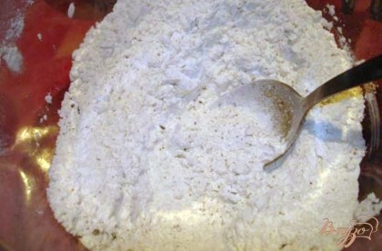 В миску для заместа теста просеять муку, добавить сушеный базилик, потертый на мелкой терке чеснок(через пресс крупинки чеснока будут слишком крупные).