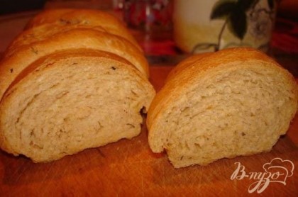 Готово! В результате вы получите хлеб, очень похожий на изделия из Французской булочной. Очень ароматный. Сверху упругая корочка, внутри воздушный, розовый и ароматный. Мягусенький, ну прям прелесть. Общее время возни с этим хлебом от момента замеса до момента остывания готового хлеба 2 часа, при этом ваше участие займет около 15 минут всего( замесил 5 минут, снова замесил 5 минут, раскатал 3 минуты, смазал маслом 2 минуты и в духовку поставил).