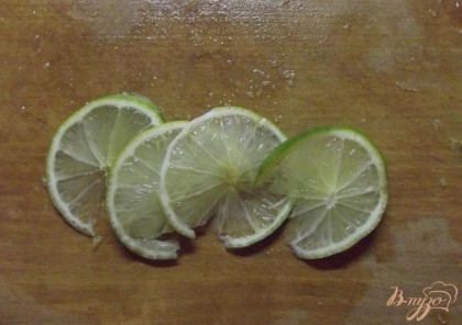 Дальше вымоченные лайм с лимоном не промывая нарежьте тоненькими кружочками (чем тоньше - тем лучше!).