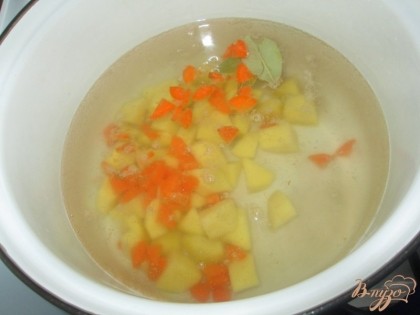 К картофелю добавить немного порезанной моркови, чтобы суп получился красивым.