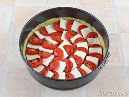 Выложить на тесто, чередуя, брынзу и помидоры по кругу.