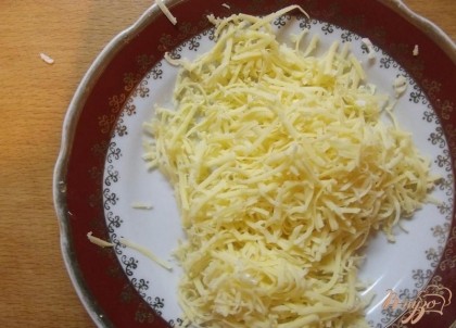 Сыр. Для приготовления подобных блюд обычно используются сыры твердых сортов, которые когда плавятся не крошатся, а тянутся. Хорошо подходит Российский сыр (из дешевых) или пармезан из более дорогих. Сыр натрите на той же терке, что и куриные яйца. Если яйца вы порезали мелко ножом, то сыр трите на мелкой терке.
