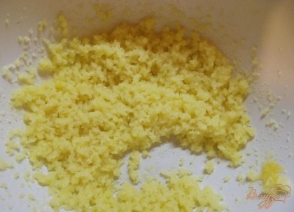 Всыпьте к яйцам всю порцию сахара. Если ваниль вы решили заменить ванильным сахаром, положите его сейчас. Другие виды ванили кладутся позже. При помощи миксера взбейте массу до однородного белого (или желтого) цвета с появлением небольшой пены. Цвет массы зависит от яркости желтков.