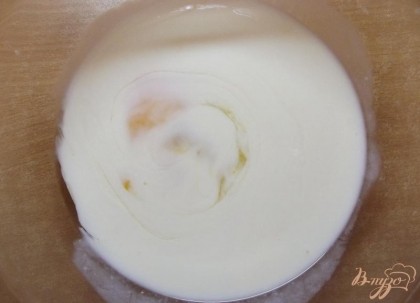 В глубокой миске смешайте яйца с кислым молоком и вилкой взболтайте массу так, чтобы не было много пены но масса стала однородной.