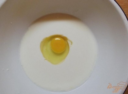 Итак, в глубокой миске смешиваем 500 мл простокваши с одним большим куриным яйцом (или возьмите 2 шт, если яйца маленькие). Теперь используя миксер или венчиком вручную взбейте яйцо с простоквашей так, чтобы они полностью смешались. Процесс может занять длительное время поскольку простокваша густая.