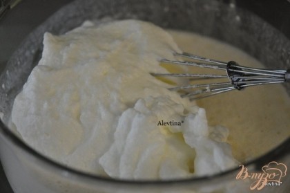 Белки взбить до пиков с солью. Ввести в тесто, осторожно все перемешать,добавить растительное масло.