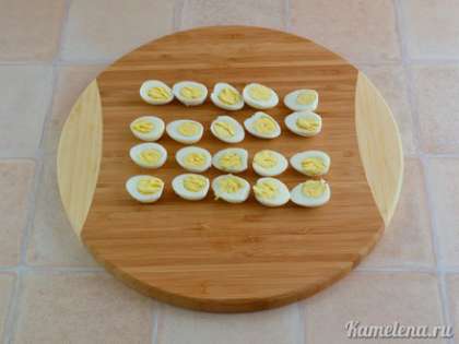 Яйца  почистить, разрезать каждое пополам (если куриные яйца, то на 4 части).