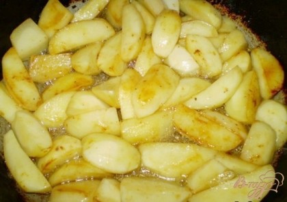 На этом же масле обжарьте картофель, порезанный крупными кусками. Но жарить нужно мелкими партиями. Картофель не должен готовиться, а просто зарумяниться.