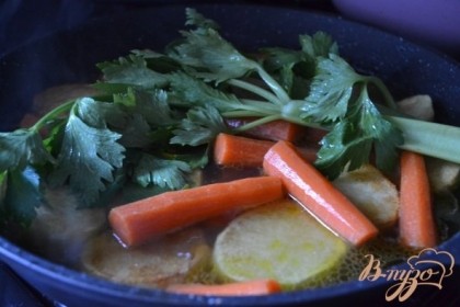 Залить бульоном, добавить морковь и стебель сельдерея. Соль и специи по вкусу.