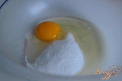 Яйцо взбить с сахаром.