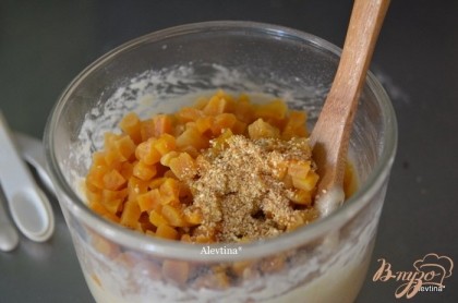 Слить воду с абрикоса через сито. Выложить абрикосовые кусочки в тесто, добавить апельсиновую цедру, пекан. Перемешать.