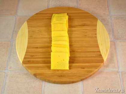 Сыр порезать на такое же количество пластинок.