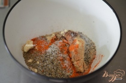Приготовим сухой маринад: смешаем в емкости коричневый сахар, чили,чесночная и луковая специя,соль сельдерея и семена сельдерея,кайенский перец, соль и перец по вкусу.