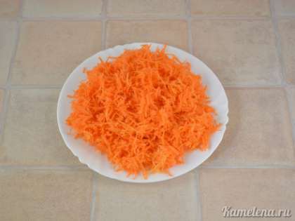 Морковь почистить, натереть на мелкой терке.