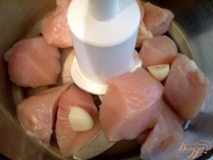 Измельчаем куриное филе в кухонном комбайне или пропускаем через мясорубку в чесноком и солью. Мгновенно появляется приятный чесночный аромат!