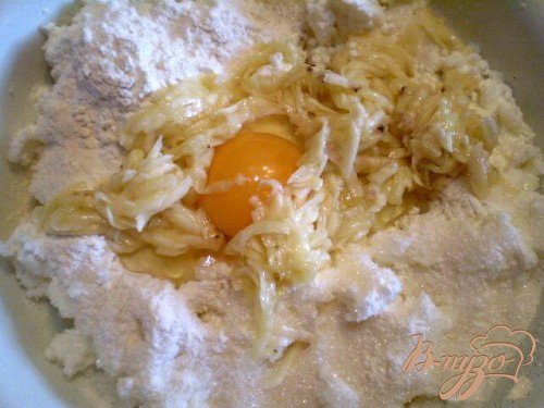 К протертому творогу добавляем сахар, ванилин, яйцо, муку просеянную, банан натертый на терочке. Вилочкой начинаем перемешивать. Если банан очень спелый, то яйцо лучше класть не всё, а только желток.