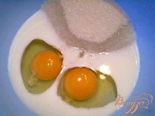 Итак, к молоку добавляем сахар и два яйца, венчиком взбиваем, чтобы растворить сахар.