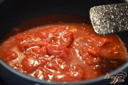На сковороду выложим чеснок, орегано и тимьян, красный перец, томатную пасту и баночку целых томатов. Томаты слегка придавим вилкой или лопаточкой. Снимем с огня.