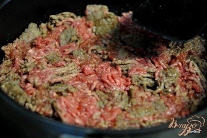 Обжарить говяжий фарш и  свиные колбаски или свиной фарш с добавлением итальянских специй до коричневого цвета. Жир лишний слить.