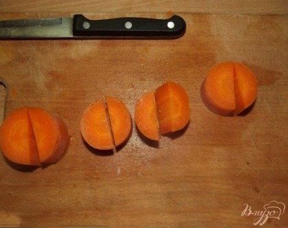 Морковь отварите отдельно в небольшом количестве воды и порежьте крупными кусочками.
