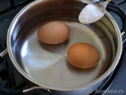 Яйца сварить в течение 10 минут с момента закипания (можно добавить 1 ч.л. соли, чтобы если яйца лопнут – содержимое не вытекало). Охладить, залив холодной водой. Яйца почистить, порезать кубиками.