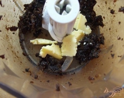 Сыр поломайте кусочками и добавьте его к черносливу. Можно и нужно использовать твердый сыр. Также очистите и добавьте туда же два зубчика чеснока пол чайной ложки соли. Все хорошенько перемолотите в как можно более однородную массу.