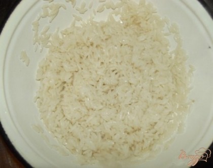Рис откидываем рис на дуршлаг и хорошенько несколько раз промываем холодной водой. Высыпаем обратно в кастрюльку и заправляем столовой ложкой оливкового масла. После высыпаем в кастрюльку с супом.
