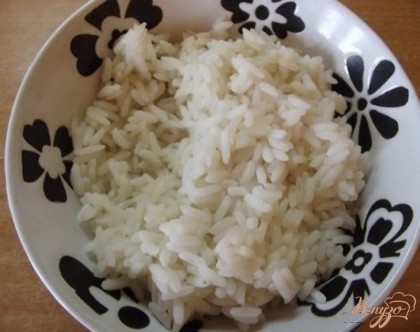 Рис нужно отварить не совсем до готовности. Скиньте его на дуршлаг и промойте хорошенько холодной водой чтобы не осталось клейстере. Поставьте остывать до комнатной температуры.