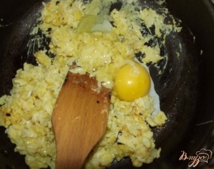 На разогретую сковородку с достаточным количеством растительного масла выложите рисовую массу, быстро перемешайте и вбейте одно яйцо. Еще раз хорошо перемешайте. Разделите массу по всей сковородке тонким слоем и обжаривайте под крышкой минут восемь периодически перемешивая. После всыпьте туда консервированный зеленый горошек, накройте крышкой и снимите с огня.
