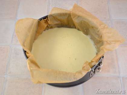 Разъемную форму застелить пекарской бумагой. Вылить тесто в форму, и равномерно распределить его ложкой. Поставить в предварительно разогретую до 200 градусов духовку. Выпекать 15 минут.