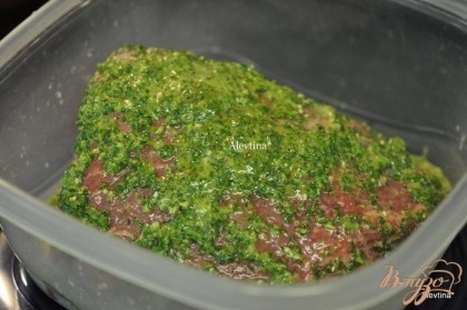 В  емкость выложить кусок говядины, полить половиной готового чимичурри соусом, поставить в холодильник на ночь мариновать.