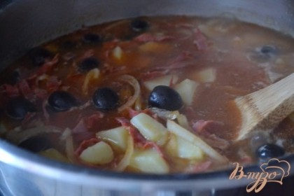 Выложить в кастрюлю с супом и добавить маслины.Соль и специи по вкусу. Варим еще 8-10 мин. Суп готов !