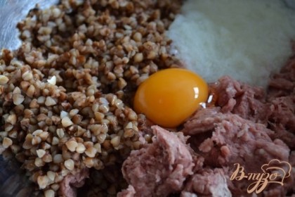 Фарш, отварную гречку, пюре из лука и яйцо хорошо перемешать.Добавить муку и соль со специями по вкусу.