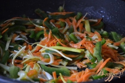 В сковороду, где обжаривались котлетки выложить овощи, нарезанные тонко и томатный соус.Потушить 10 мин.